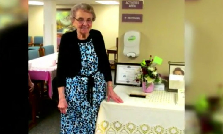 93χρονη βγήκε στη σύνταξη μετά από 72 χρόνια δουλειάς - Δείτε τι δουλειά έκανε