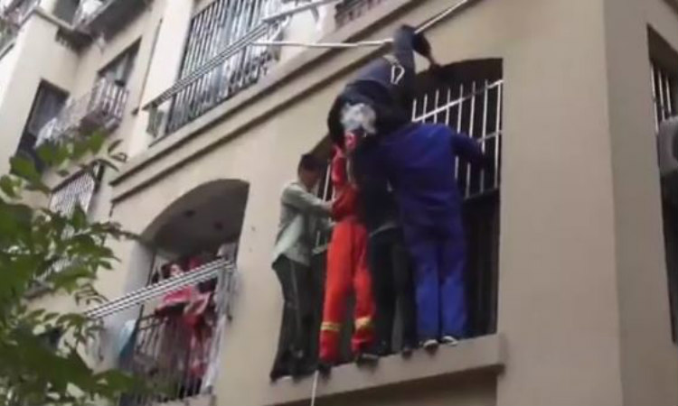 90χρονος έπεσε από τον τρίτο όροφο και πιάστηκε στο σύρμα που απλώνουν τα ρούχα! VIDEO