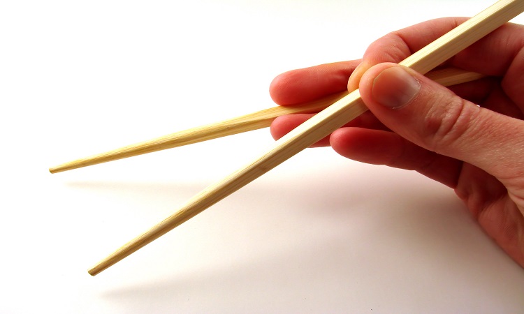 Έριξε το ίντερνετ επειδή ανακάλυψε τυχαία ότι όλοι χρησιμοποιούν λάθος τα chopsticks