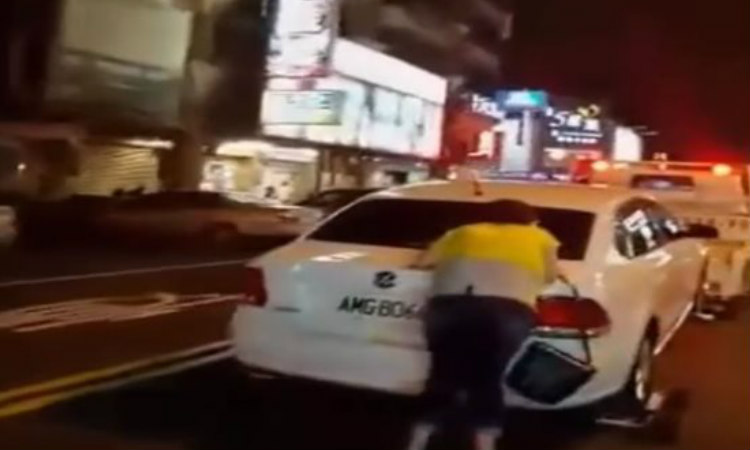Γυναίκα οδηγός σέρνεται πίσω από τον γερανό που της πήρε το αυτοκίνητο (video)