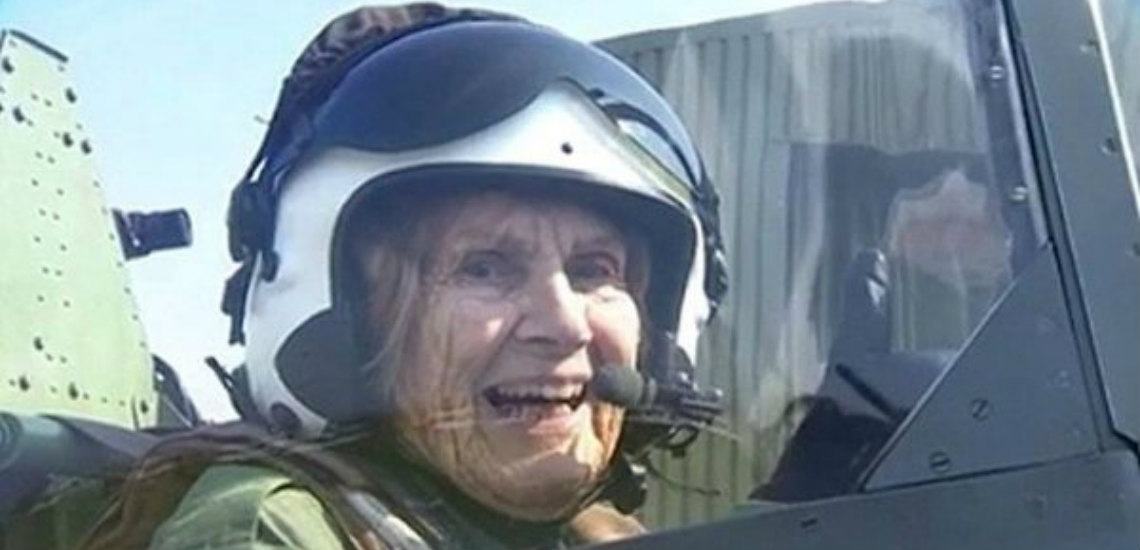 Μπορεί μια γιαγιά στα 92 της χρόνια να πετάξει το θρυλικό μαχητικό Spitfire; Η πιλότος της RAF στον Β΄ Παγκόσμιο Πόλεμο τα κατάφερε