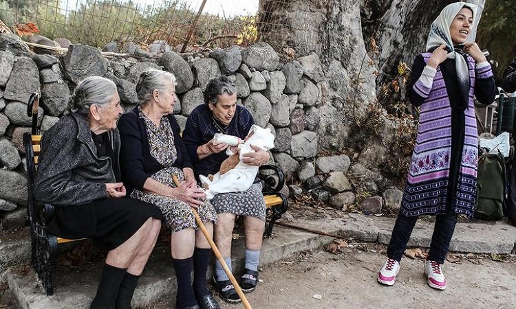 Αυτό θα πει ανθρωπιά - Οι γιαγιάδες της Λέσβου ταΐζουν το μωρό-προσφυγόπουλο