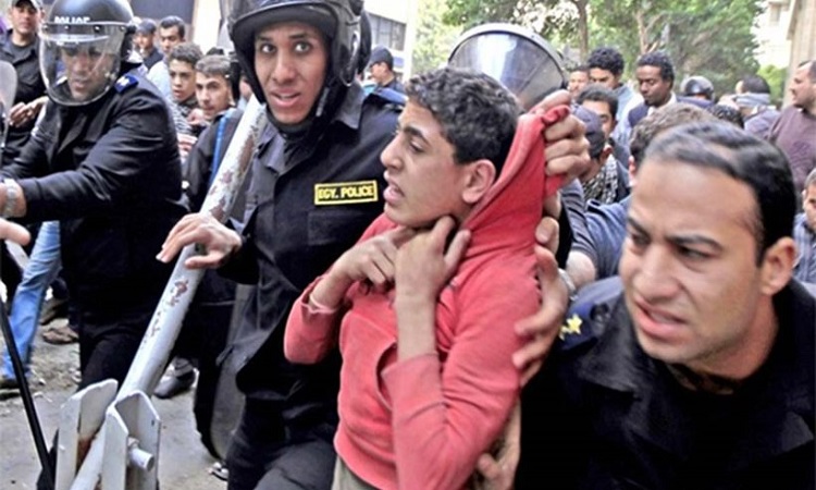 Αίγυπτος: Πέντε χρόνια φυλακής σε τρεις ανήλικους κόπτες για «προσβολή του Ισλάμ»