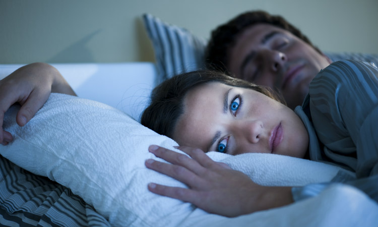 Γιατί δυσκολευόμαστε να κοιμηθούμε σε ξένο κρεβάτι - Έρευνα