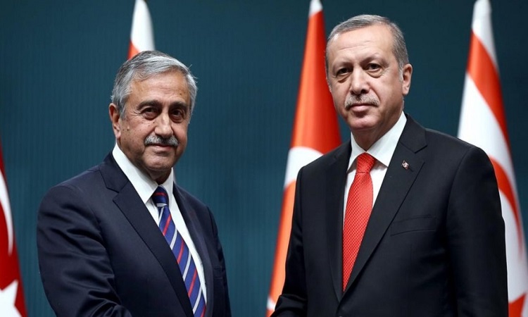 Ολοκληρώθηκε η συνάντηση Ερντογάν-Ακιντζί ενόψει Κραν Μοντάνα
