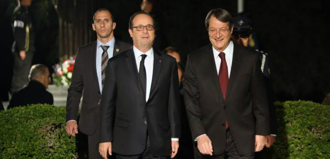 Στο Προεδρικό Μέγαρο ο Ολάντ – Πρόεδρος: «Καλωσορίζω τον Φ. Ολάντ στην Κύπρο, σε μια κρίσιμη καμπή των διαπραγματεύσεων για το Κυπριακό»