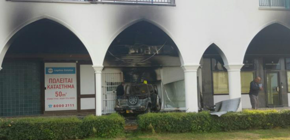 ΠΑΦΟΣ: Αστυνομικός απέτρεψε ληστεία σε χρυσοχοείο – Έκαψαν το όχημα για να μην αφήσουν ίχνη
