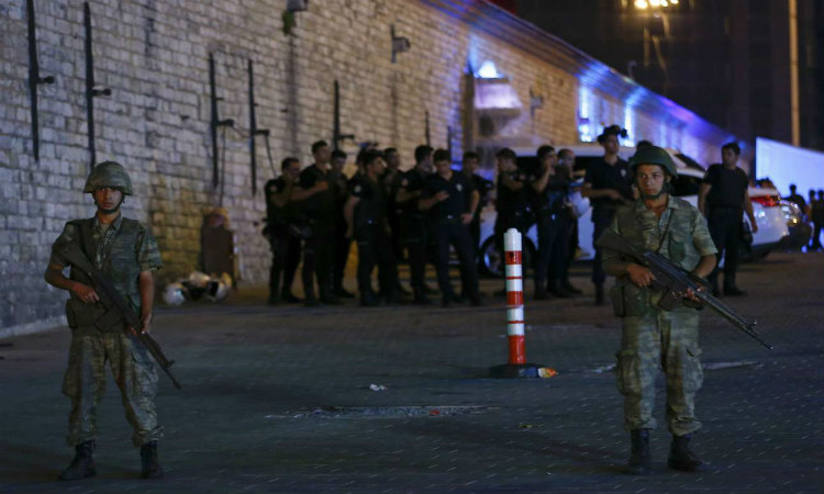 Ο αρχηγός του Τουρκικού στρατού εξηγεί πως έπεσε θύμα ομηρίας από τους πραξικοπηματίες