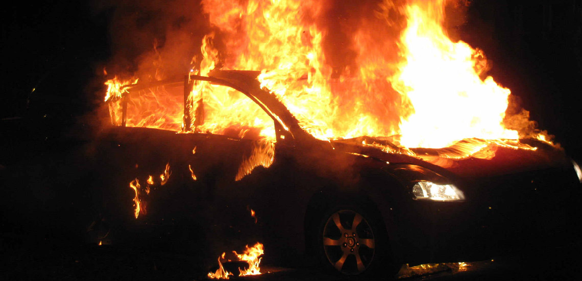 Αυτοκίνητο πήρε φωτιά εν κινήσει – Οδηγός και συνοδηγός έπεσαν στον δρόμο – ΦΩΤΟ&VIDEO