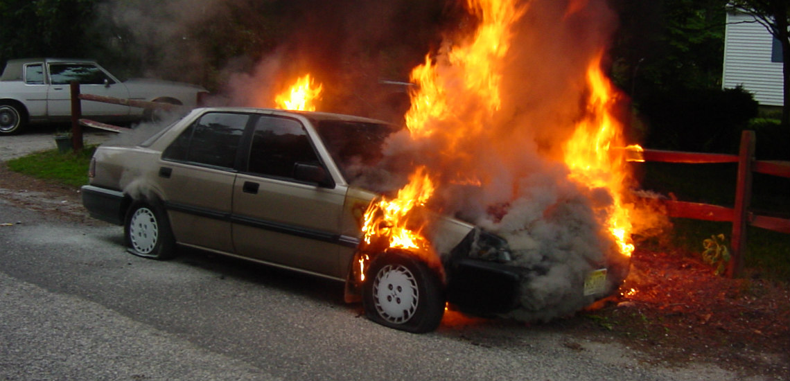ΛΕΜΕΣΟΣ: Είδε την φωτιά στο αυτοκίνητο του γείτονα του και έτρεξε να την σβήσει!