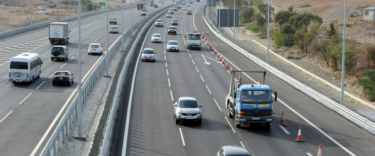 Δόθηκε στην κυκλοφορία ο αυτοκινητόδρομος – Οδηγός «κάρφωσε» στα προστατευτικά κιγκλιδώματα