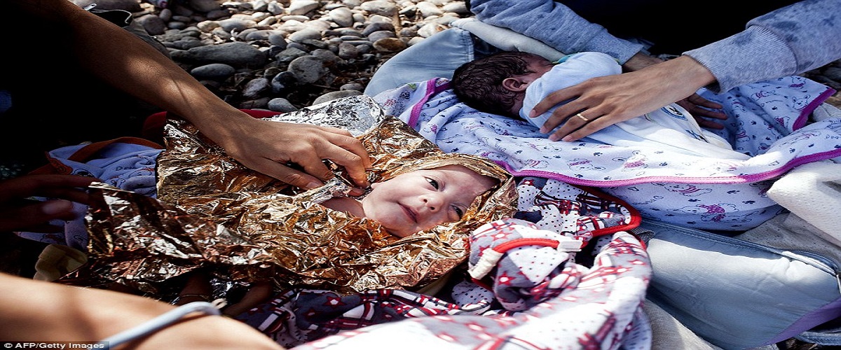 Αυτά είναι τα δίδυμα μωρά που έκαναν το ταξίδι από τη Συρία μέσα σε έναν ταξιδιωτικό σάκο [εικόνες]