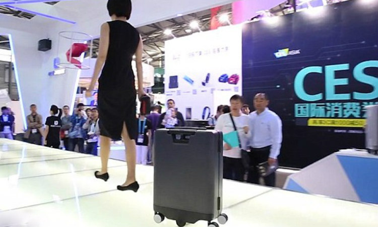 Ρομποτική βαλίτσα «ακολουθεί» μόνη της τον ιδιοκτήτη της (Φωτογραφίες & Βίντεο)