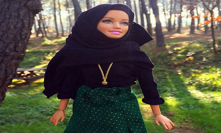 Η μουσουλμάνα «Barbie» που έγινε viral -Με μαντήλα και σοβαρό ντύσιμο (ΦΩΤΟΓΡΑΦΙΕΣ)