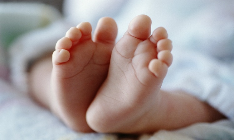 Απίστευτη τραγωδία! Γυναίκα πλάκωσε στον ύπνο της και σκότωσε το μόλις πέντε μηνών μωρό της