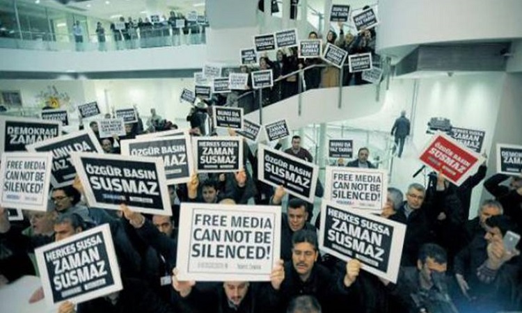 Οι Βρυξέλλες καλούν την Τουρκία να σέβεται την ελευθερία του Τύπου