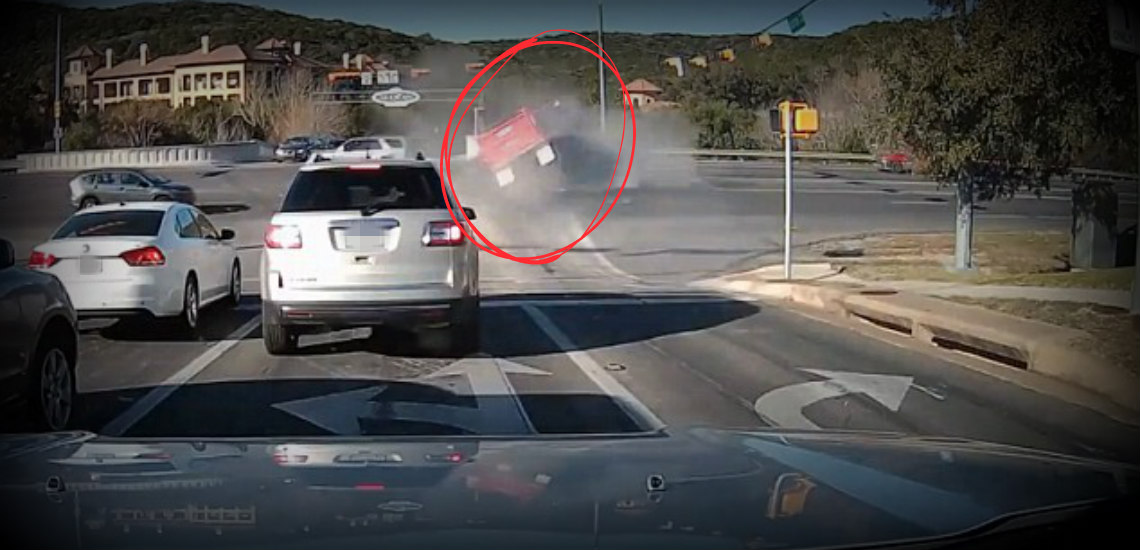 Τρομερό τροχαίο με νταλίκα – Δεν σταμάτησε σε φώτα τροχαίας - Προσέκρουσε βίαια σε άλλα οχήματα – VIDEO