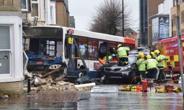 Λεωφορείο έχασε τον έλεγχο και έπεσε πάνω σε κτίριο – 13 τραυματίες (Eικόνες & Bίντεο)