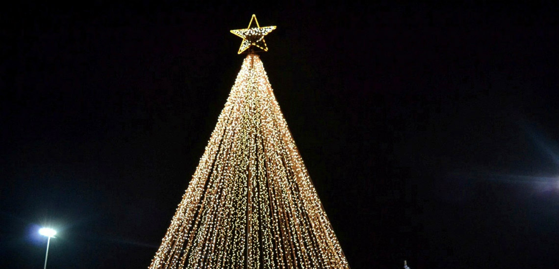 Δήμος της Κύπρου ανάβει το χριστουγεννιάτικο του δέντρο και προσφέρει σούπα και φρουτοσαλάτα