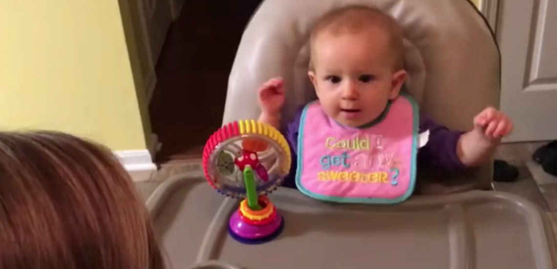 Πάρτε χαρτομάντιλα γιατί θα κλάψετε από το γέλιο! Οι επικές αντιδράσεις ενός μωρού όταν τρώει - VIDEO