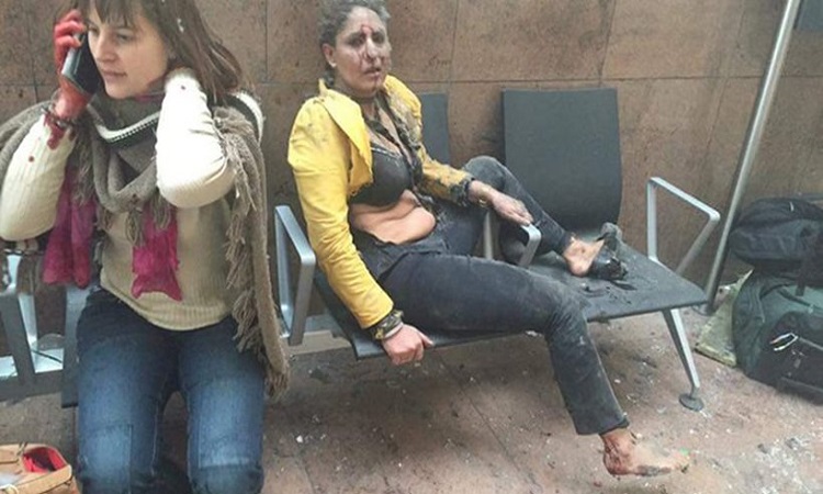 VIDEO: Το συγνώμη της δημοσιογράφου που φωτογράφιζε τα θύματα στο αεροδρόμιο των Βρυξελλών