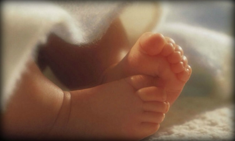ΕΛΛΑΔΑ:Βρέθηκε παρατημένο νεογέννητο σε φωταγωγό πολυκατοικίας - ΒΙΝΤΕΟ