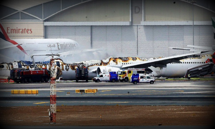 Νεκρός πυροσβέστης στην προσπάθεια κατάσβεσης της πυρκαγιάς στο Boeing 777 της Emirates