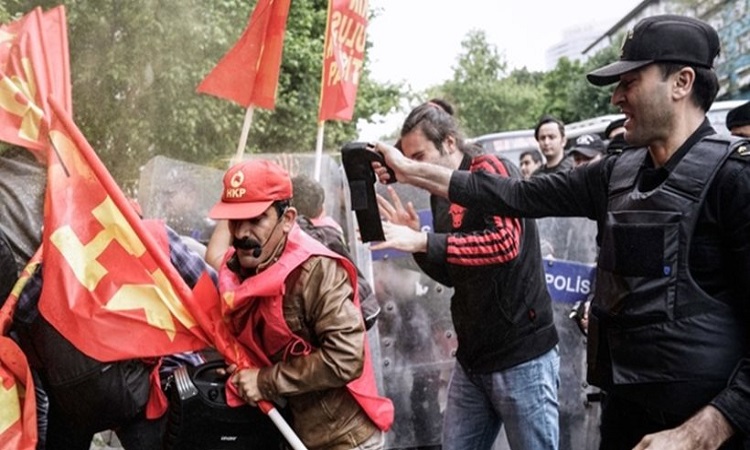 Βίντεο: Ένας νεκρός σε επεισόδια για την Εργατική Πρωτομαγιά στην Τουρκία