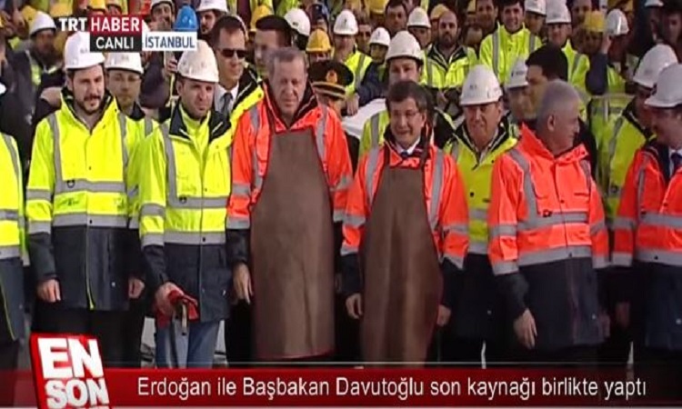 Απίστευτοι! Ερντογάν και Νταβούτογλου έκαναν ηλεκτροσυγκόλληση στη γέφυρα του Βοσπόρου (ΒΙΝΤΕΟ)