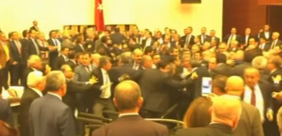 Χαμός στην τουρκική Βουλή! Έπαιξαν ξύλο οι βουλευτές -ΒΙΝΤΕΟ