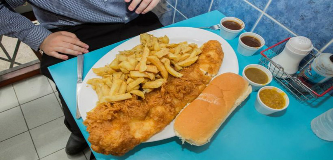 Εστιατόριο σερβίρει μερίδα fish and chips που μόνο επτά άνθρωποι κατάφεραν να τελειώσουν - ΦΩΤΟΓΡΑΦΙΕΣ