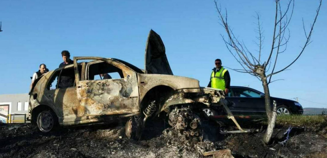 ΛΑΚΑΤΑΜΙΑ: Φωτιά σε δύο οχήματα μπροστά από οικία