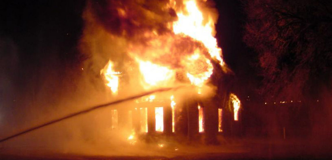 Έπιασε φωτιά το σπίτι της κι εκείνη το μαγνητοσκοπούσε αντί να φύγει να σωθεί - VIDEO