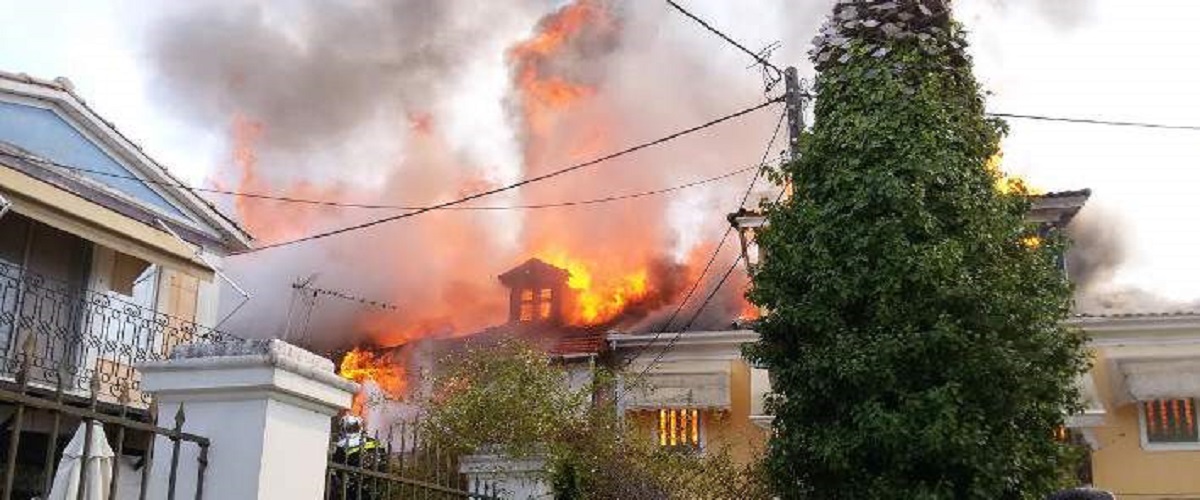 Μεγάλη φωτιά στο κέντρο της Λευκάδας -Καίγονται σπίτια ( ΦΩΤΟ – VID)