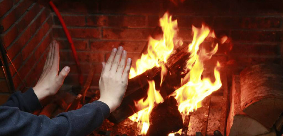 ΤΡΙΜΙΚΛΙΝΗ: Ανάψαν το τζάκι να ζεσταθούν και παραλίγο να κάψουν το εξοχικό τους!