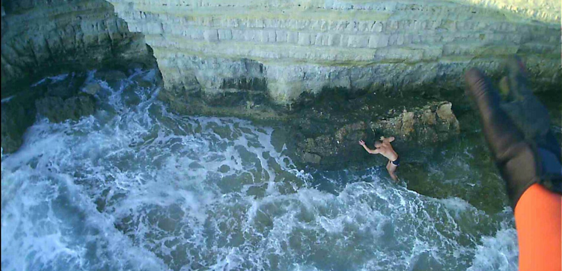 Η στιγμή της διάσωσης του κολυμβητή στο Κάβο Γκρέκο – ΦΩΤΟΓΡΑΦΙΕΣ