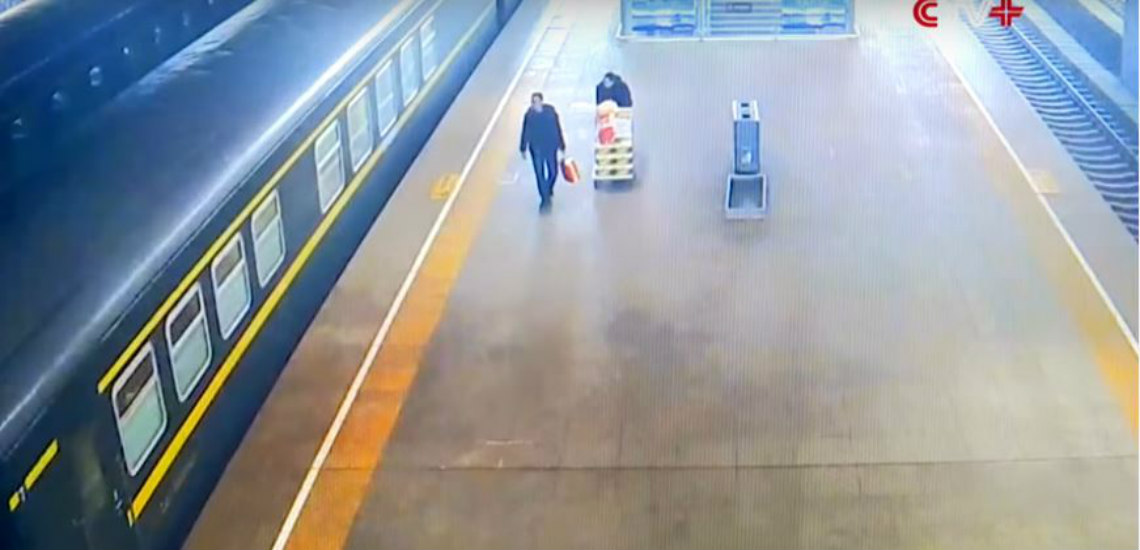 ΒΙΝΤΕΟ ΣΟΚ! Τρίχρονο κοριτσάκι πέφτει στο κενό μεταξύ αποβάθρας και τρένου