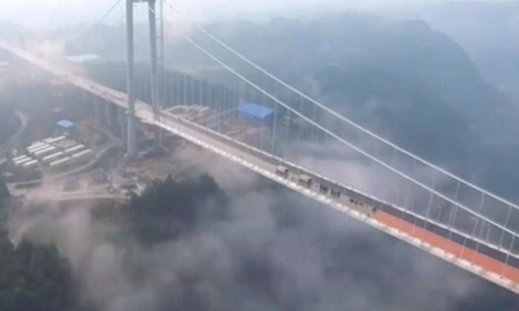 Εντυπωσιακό βίντεο: Δείτε την μεγαλύτερη κρεμαστή γέφυρα στην Κίνα από ψηλά