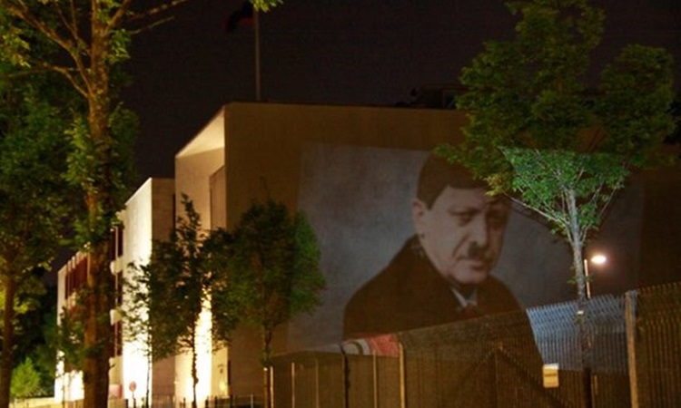 Γερμανοί πρόβαλαν στο κτήριο της τουρκικής πρεσβείας τον Ερντογάν ως Χίτλερ