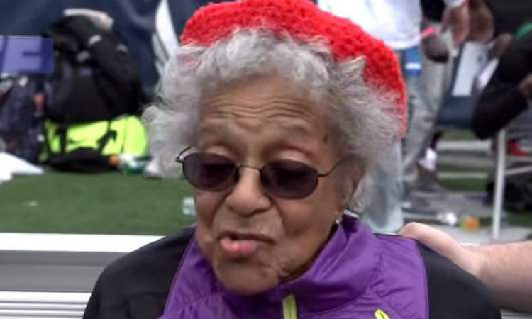 Γιαγία 101 ετών πανηγυρίζει τον τερματισμό της σε αγώνα δρόμου με push ups (Video)