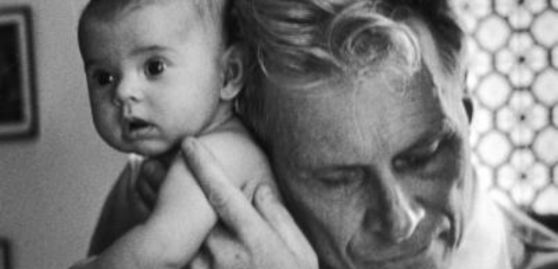 MτΧ: Ο τυφλός γιατρός κρατά αγκαλιά και ακροάζεται το τριών μηνών βρέφος. Η συγκινητική ιστορία του Γάλλου επιστήμονα - Βοήθησε στη γέννηση 4 χιλιάδων παιδιών... - VIDEO