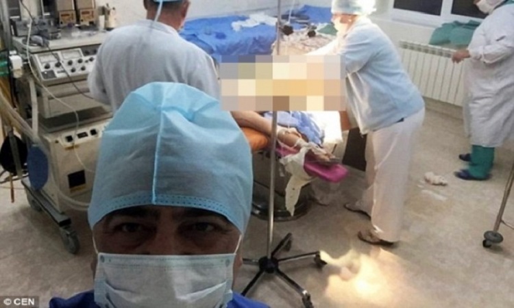 Έγινε και αυτό εν ώρα χειρουργείου - Γιατρός έβγαλε selfie την πιο ακατάλληλη στιγμή