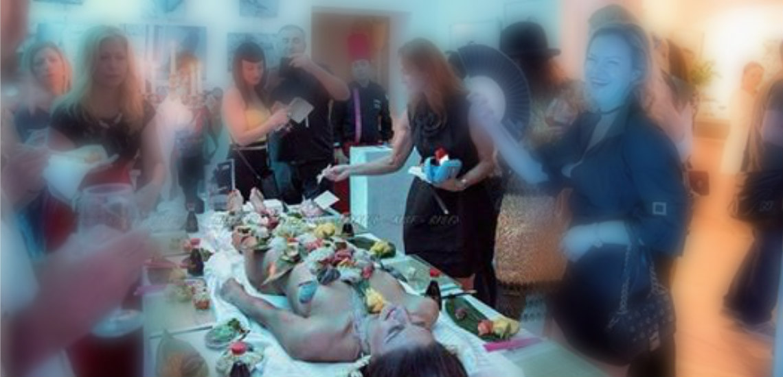 ΛΕΜΕΣΟΣ: Οι κοσμικές κυρίες τρώνε sushi σε ζωντανή πιατέλα! Η φωτογραφία που κάνει το γύρο του διαδικτύου