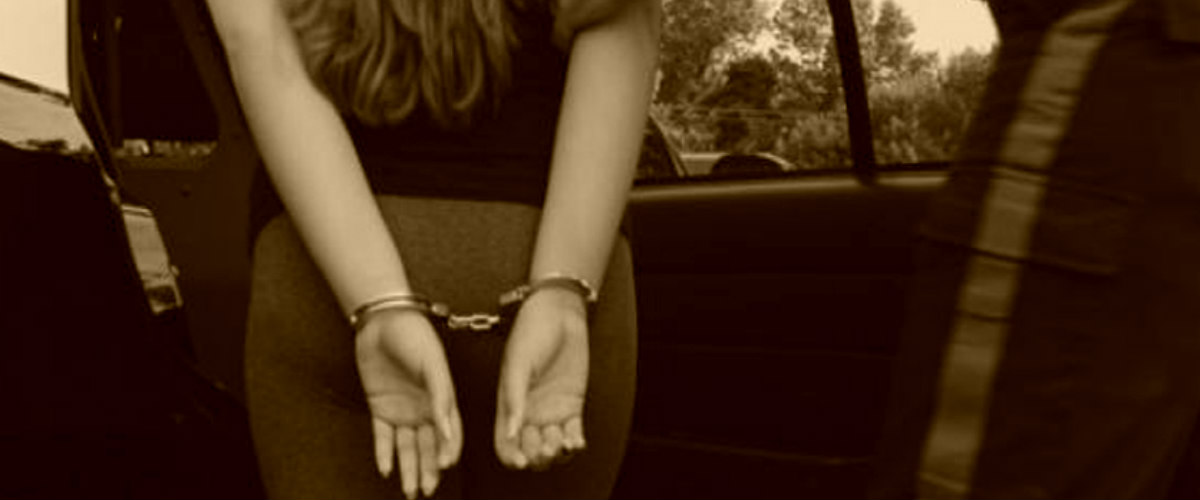 ΑΡΑΚΑΠΑΣ: Πέρασαν χειροπέδες στην 32χρονη η οποία απειλούσε συγγενή της με κυνηγητικό