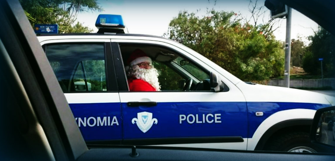 ΠΑΦΟΣ: Φόρεσε τα γιορτινά της και μοιράζει χαμόγελα η Αστυνομία Κύπρου – ΦΩΤΟΓΡΑΦΙΑ
