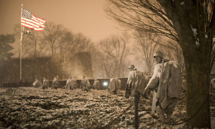 Συναγερμός στην Ουάσινγκτον – Χιονοθύελλα σκορπά το θάνατο στις ΗΠΑ (ΦΩΤΟΓΡΑΦΙΕΣ)