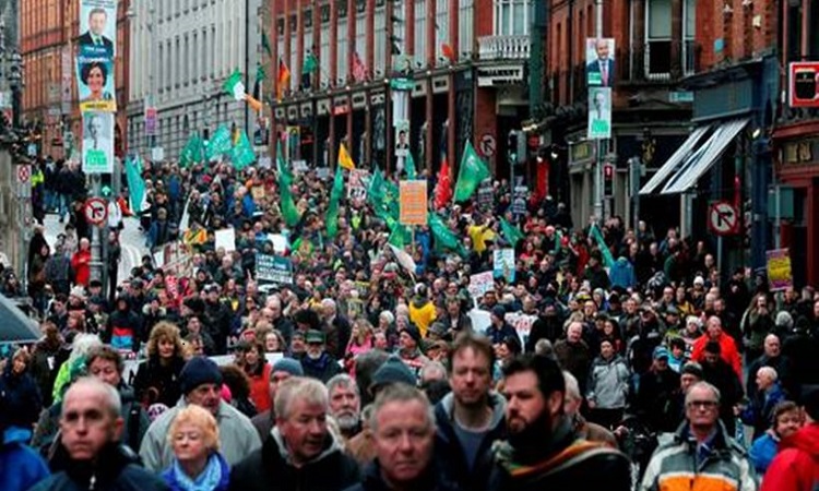 Ιρλανδία: Χιλιάδες διαδηλωτές στους δρόμους κατά των μέτρων λιτότητας