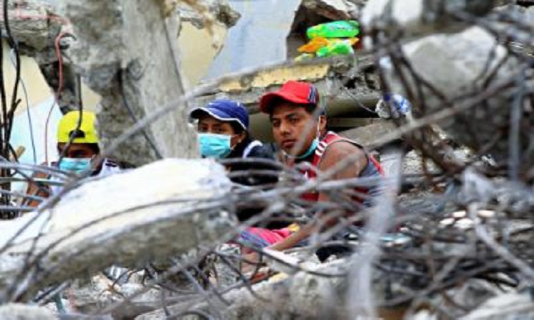 Ισημερινός: Απίστευτο! Άνδρας 72 ετών διασώθηκε 13 ημέρες μετά το σεισμό