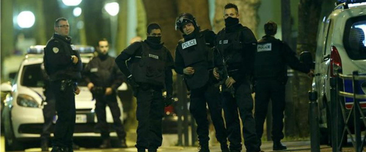 Πόλεμος στο κέντρο του Παρισιού κατά της ISIS - Τρεις νεκροί τρομοκράτες από έκρηξη γυναίκας «καμικάζι» - Πέντε συλλήψεις