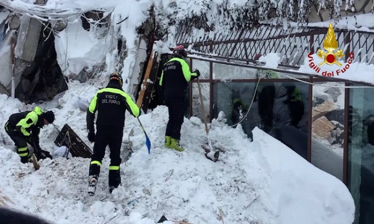 Θαύμα στην Ιταλία: Ανασύρθηκαν ζωντανοί 6 άνθρωποι από το θαμμένο στο χιόνι ξενοδοχείο – Δείτε βίντεο από τον απεγκλωβισμό τους  - ΦΩΤΟ - VID